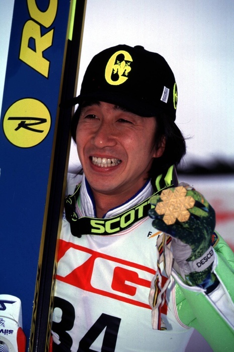 Masahiko Harada mit Goldmedaille Masahiko Harada of Japan celebrates after winning the Men s ski jumping Individual large hill at the FIS Nordic World Ski Championships 1997 on 1 March 1997 in Trondheim, Norway. 