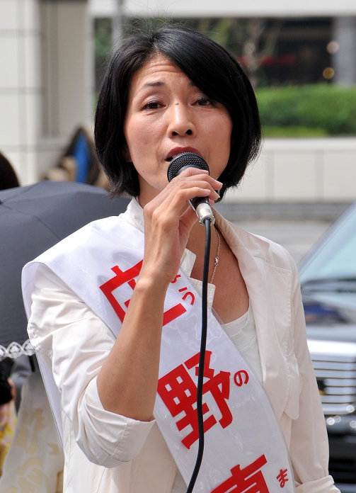 House of Councillors Election 2010 Campaigning under the scorching sun June 25, 2010, Tokyo, Japan   Mayo Shono, a singer from Osaka, western Japan, campaigns in Tokyo s Shinjuku district on Friday, June 25, 2010 Mayo Shono, a singer from Osaka, western Japan, campaigns in Tokyo s Shinjuku district on Friday, June 25, 2010. Mayo Shono runs for the July 11 upper house election from the ruling Democratic Party of Japan. Photo by Natsuki Sakai AFLO   3615   mis 