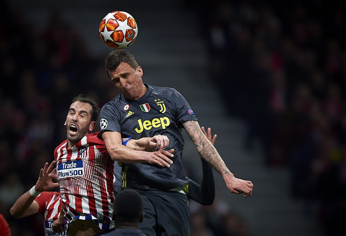 Atletico de Madrid vs Juventus UEFA 2019 Diego Godin  L  of Atletico de Madrid competes for the ball with Mario Mandzukic of Juventus during the UEFA Champions League Rounf of 16 1st leg match between Atletico de Madrid 2 0 Juventus at Wanda Metropolitano Stadium in Madrid, Spain, February 20, 2019.  Photo by Pablo Morano  AFLO 