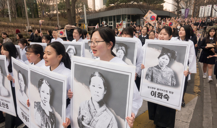 The 100th anniversary of the March 1 Independence Movement against Japanese colonial rule in Seoul The 100th anniversary of the March 1 Independence Movement against Japanese colonial rule, Mar 1, 2019 : Carrying portraits of South Korean independence fighters, students of Ewha Girls  High School march from their school to Seoul Plaza in Seoul, South Korea during a ceremony to mark the 100th anniversary of the March 1 Independence Movement against Japanese colonial rule in 1919. South Korean independence fighter Yu Gwan Sun, an alumnus of the high school, died while imprisoned for leading pro independence rallies. Transferred to an underground cell in the prison, Yu marked the first anniversary of the movement before dying of her injuries on September 28, 1920, at age 17, according to local media. During and after the independence movement against Japan, some 7,509 Koreans were killed, 15,961 were injured and 46,948 were arrested and put in prison by the Japanese army, which had occupied the Korean peninsula from 1910 1945, according to the South Korean government.  Photo by Lee Jae Won AFLO   SOUTH KOREA 