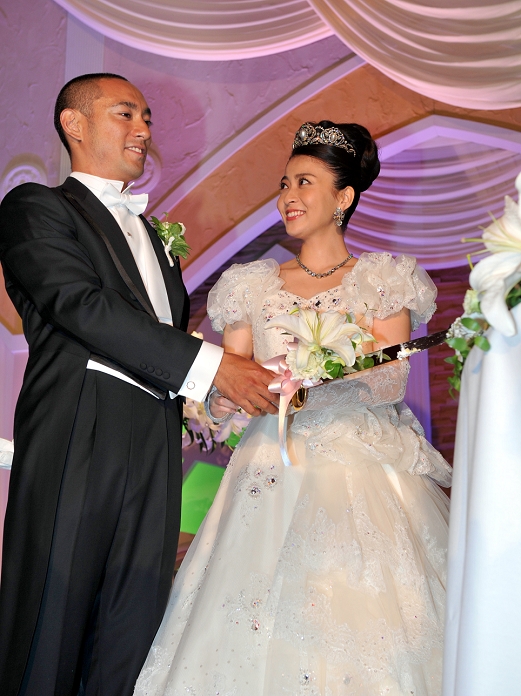 July 29, 2010, Tokyo, Japan - Dressed in formal attire, Kabuki actor Ichikawa Ebizo and his bridge, former Mao Kobayashi, cut a towering wedding cake Some 1,000 guests were on hand to celebrate the wedding of the Some 1,000 guests were on hand to celebrate the wedding of the strikingly handsome actor, a direct descendant of one of kabuki's most revered acting families dating back to the 17th century, and a former (Photo by Natsuki Sakai/AFLO) [3615] -mis-