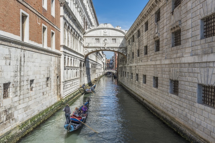 Venice Sigh Bridge Bridge of Sighs over Canal Rio di Palazzo, left Doge s Palace, right Prison, Venice, Venice, Veneto, Italy, Europe, Photo by Harald Wenzel Orf
