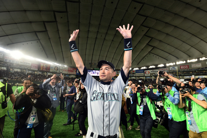 2019 MLB Opening Round Game 2 Ichiro retires from active duty, circling the field, saying goodbye to fans. Ichiro of the Mariners waves to the many fans remaining at the ballpark after the Major League Baseball game between the Athletics and Mariners on March 21, 2019  photo date 20190321  photo location Tokyo Dome