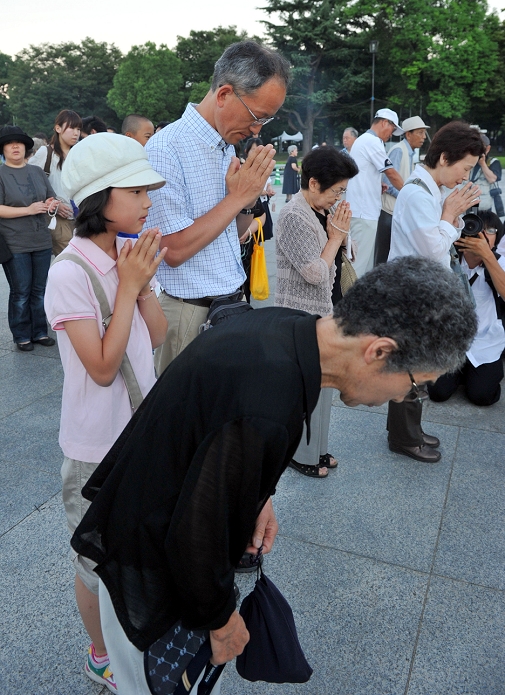 65th Hiroshima  Atomic Bomb Day First attendance by U.S., British and French representatives August 6, 2010, Hiroshima, Japan   Early rising citizens pay their respects to some 140,000 people who died on or soon after the atomic bombing of Hiroshima by America at the Peace Memorial Park as the city observes the 65th anniversary of the nuclear holocaust on Friday, August 6, 2010. The U.S., Britain and France sent their representatives to attend the annual memorial for the first time.  Photo by Natsuki Sakai AFLO   3615   mis 